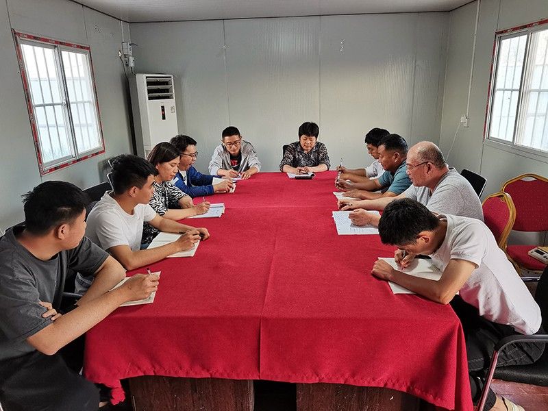 公司董事長親臨施工現場查看施工質量